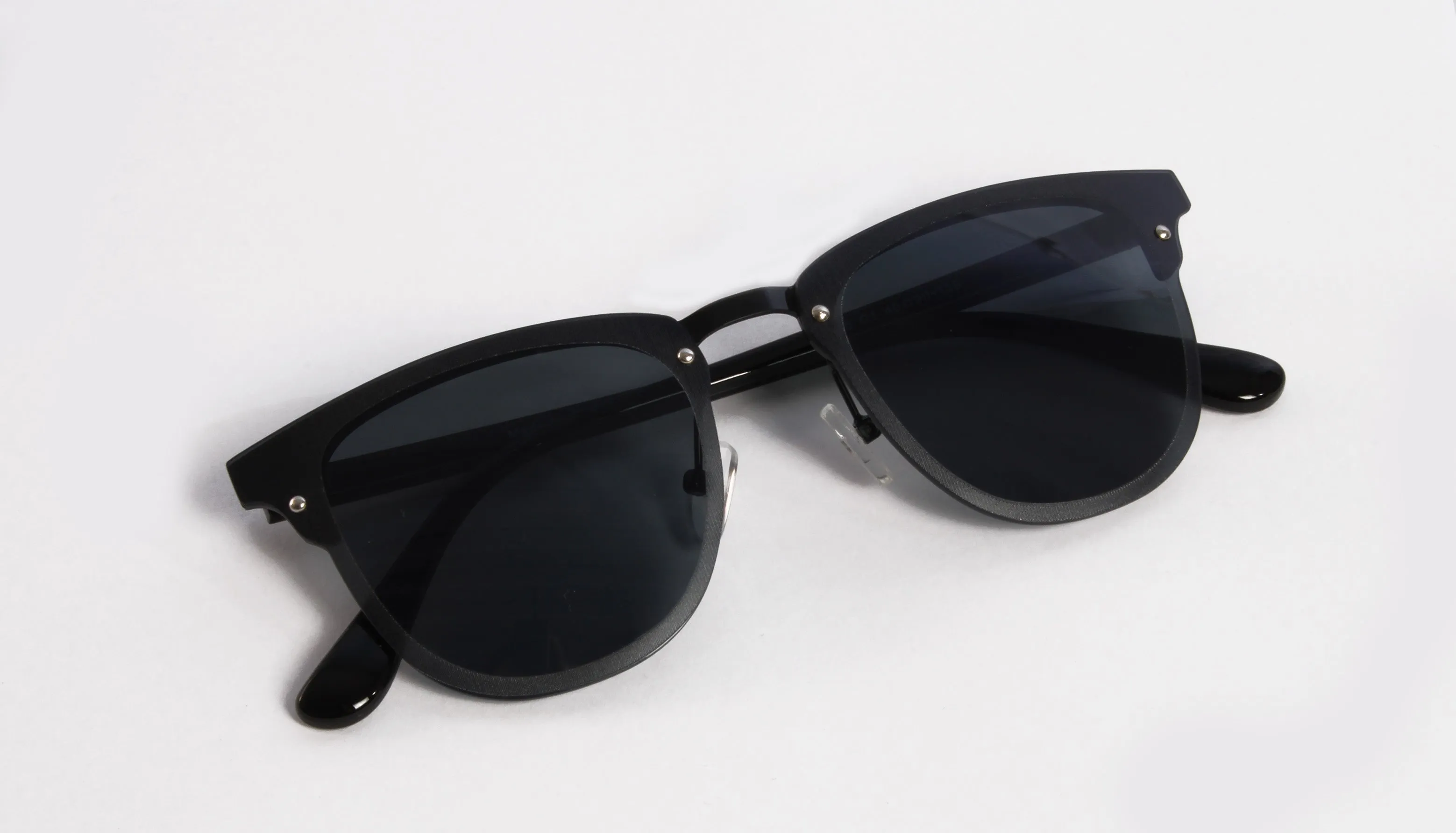 CAMBRIA BLACK SUNGLASS WITH BLACK LENSES
