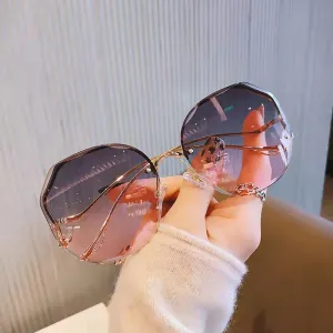 Elegant Gold-Rimmed Round Sunglasses for Women: UV Protection Meets Chic Design