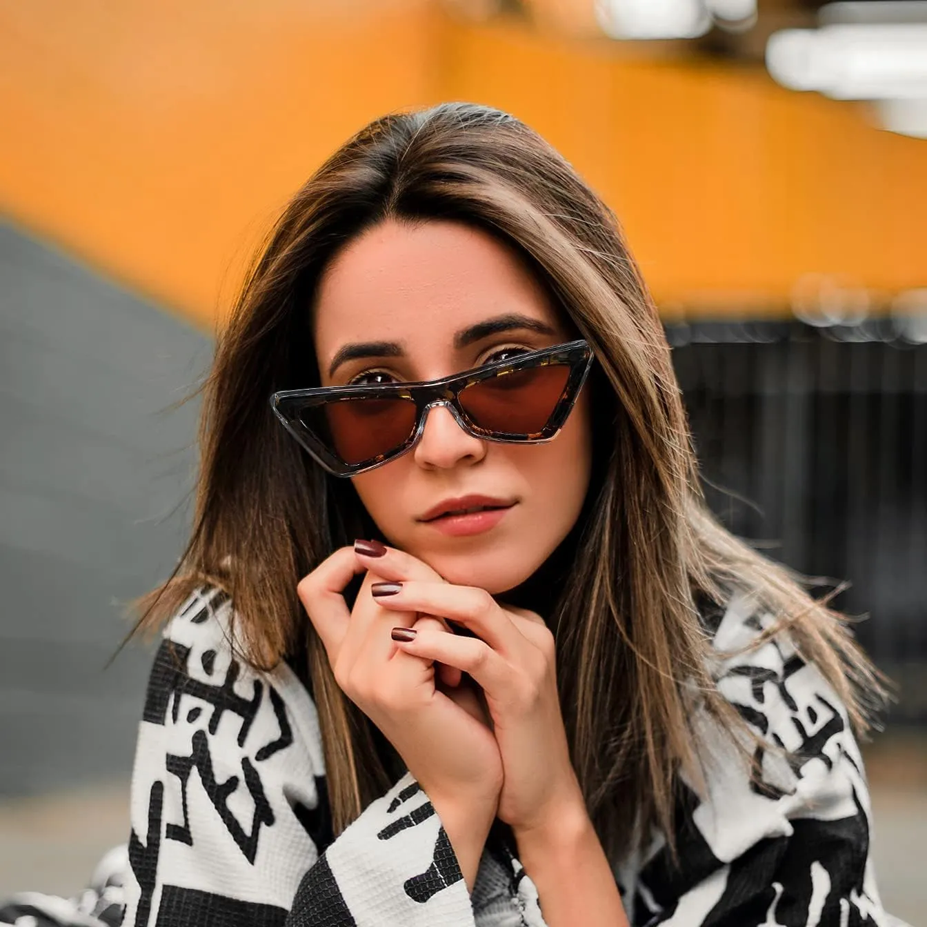 FEISEDY Small Sunglasses for Women Vintage Square Cat Eye Fashion 70s 90s Thick Frame UV Protection Eyewear B0007
