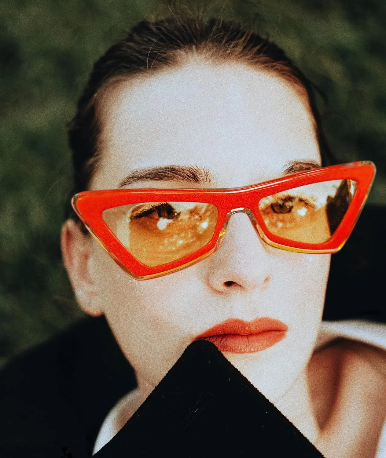 FEISEDY Small Sunglasses for Women Vintage Square Cat Eye Fashion 70s 90s Thick Frame UV Protection Eyewear B0007