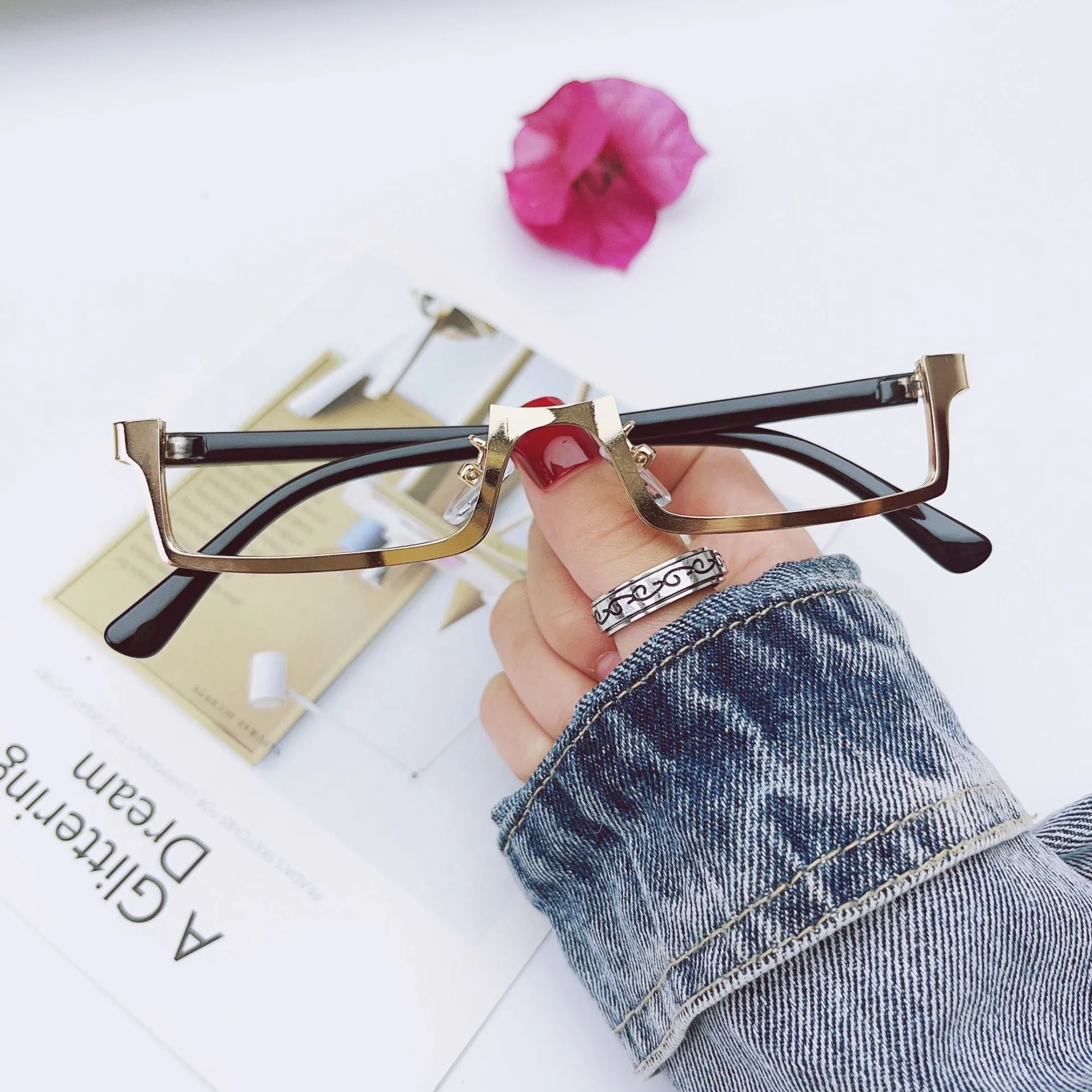 Lower Semi-Rimless Square Glasses